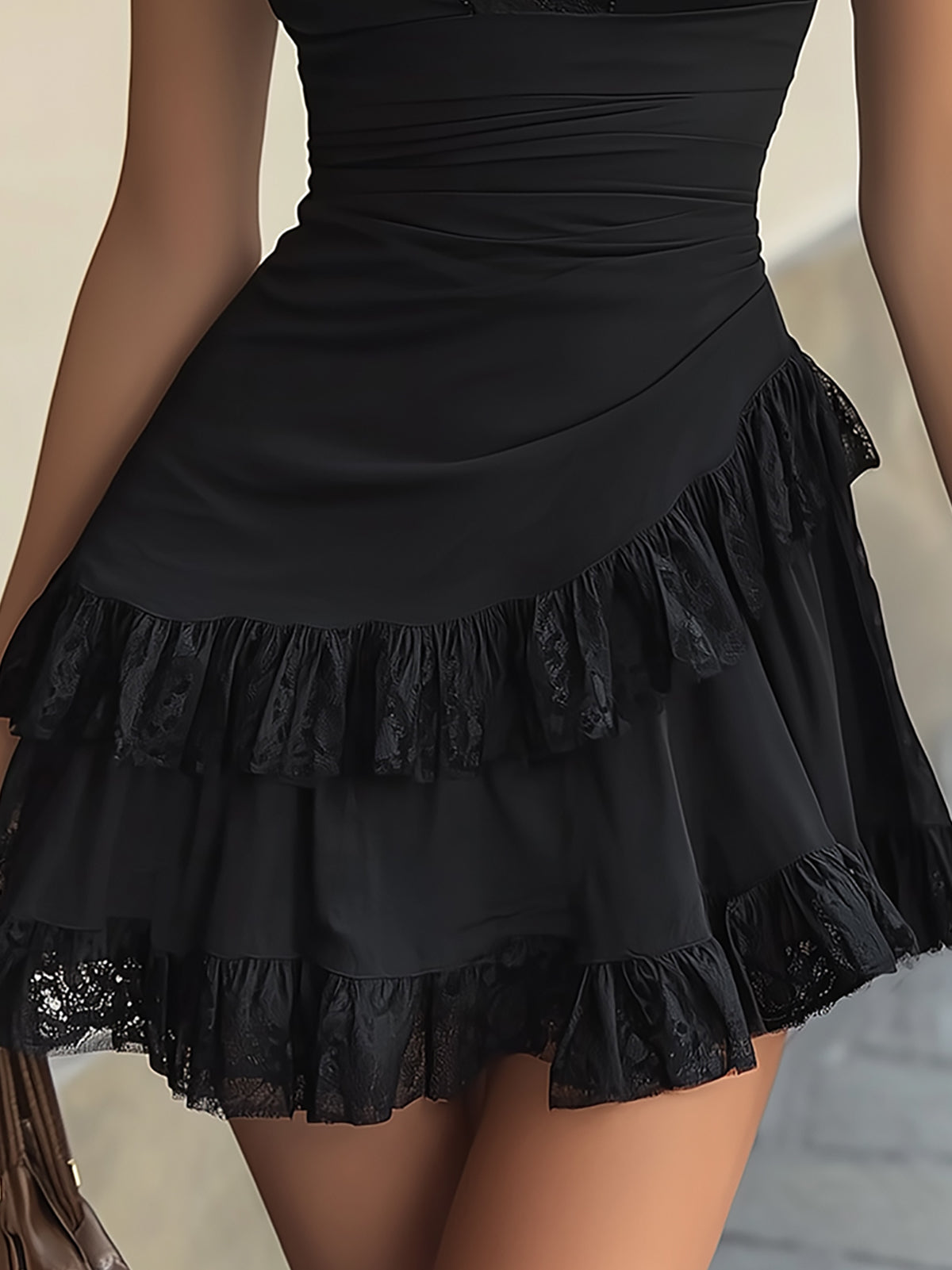 Laurent | Minivestido de encaje negro con volantes y escote en V