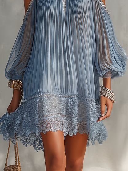 Laurent | Minivestido azul con hombros descubiertos, fruncido y bajo de encaje