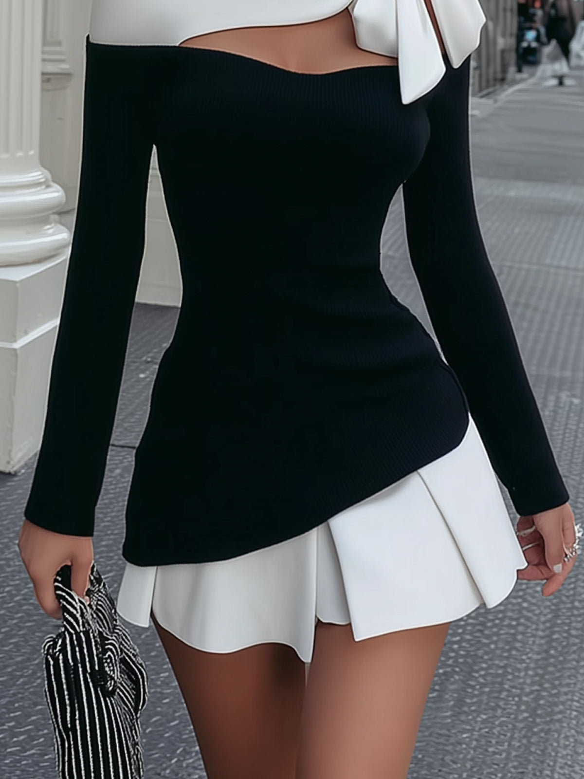 Laurent | Minivestido blanco y negro con tirante y lazo cosido