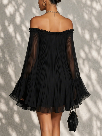 Laurent | Minivestido negro con mangas campana y hombros descubiertos