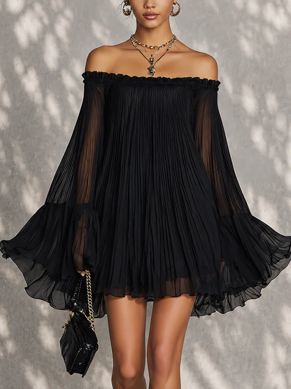 Laurent | Minivestido negro con mangas campana y hombros descubiertos