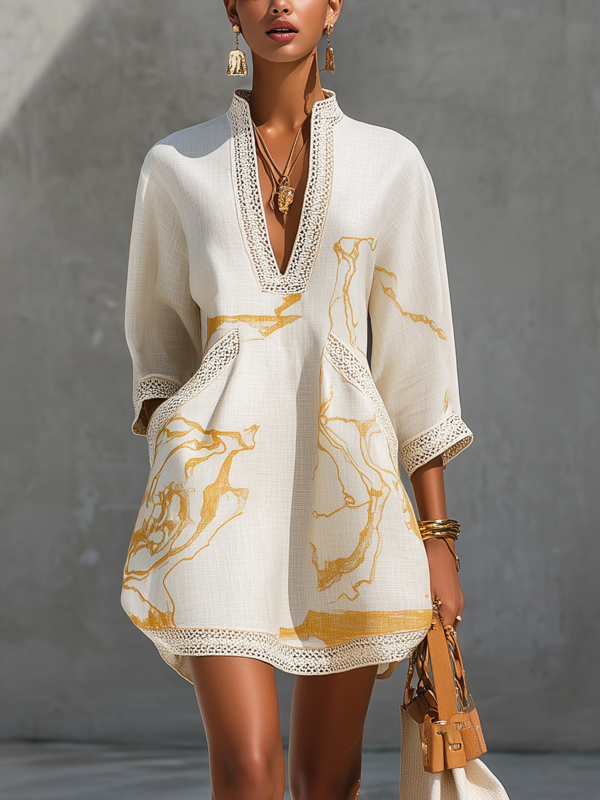Laurent | Minivestido de encaje de ganchillo color marfil con detalles dorados y escote en V