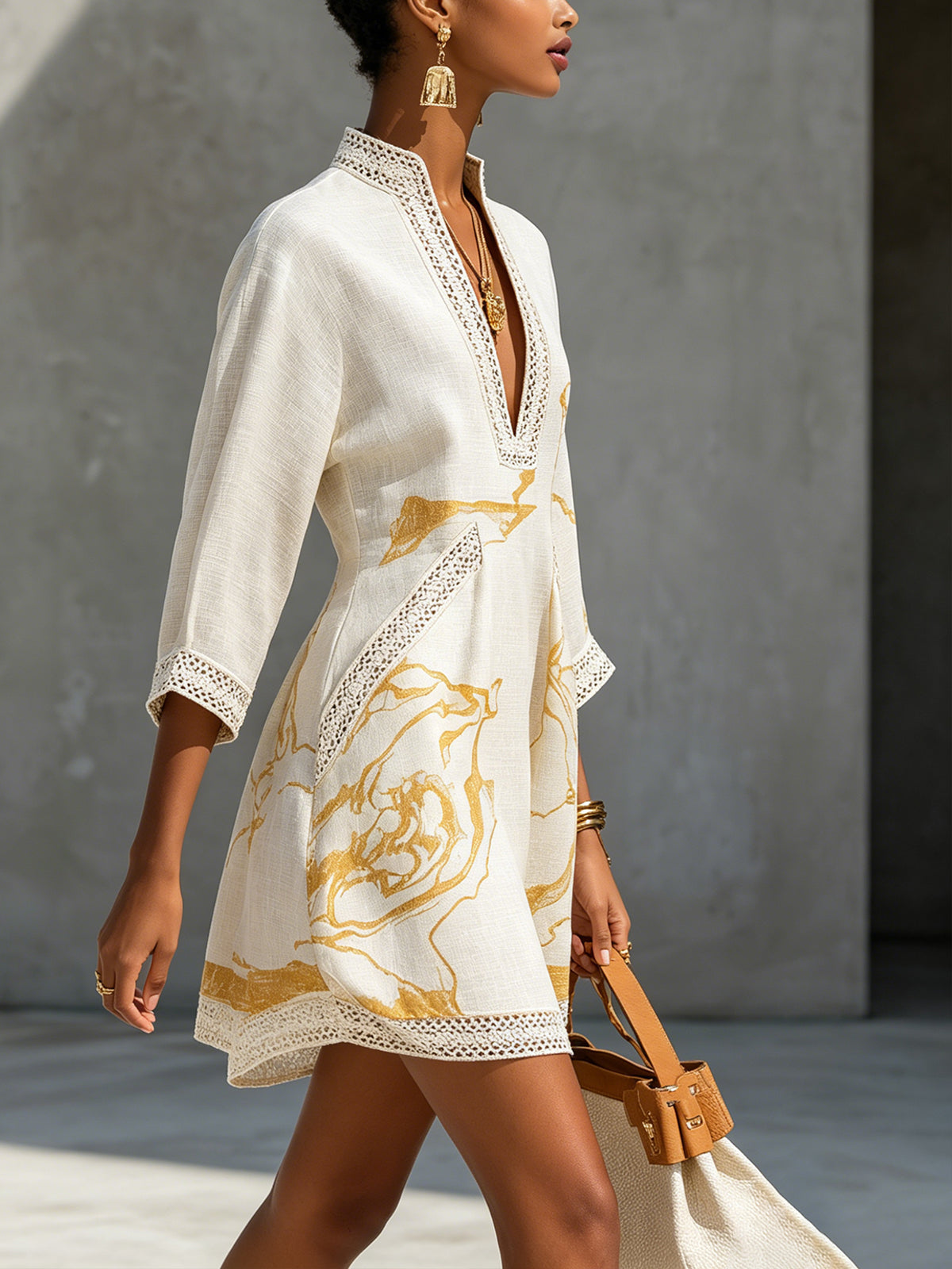 Laurent | Minivestido de encaje de ganchillo color marfil con detalles dorados y escote en V