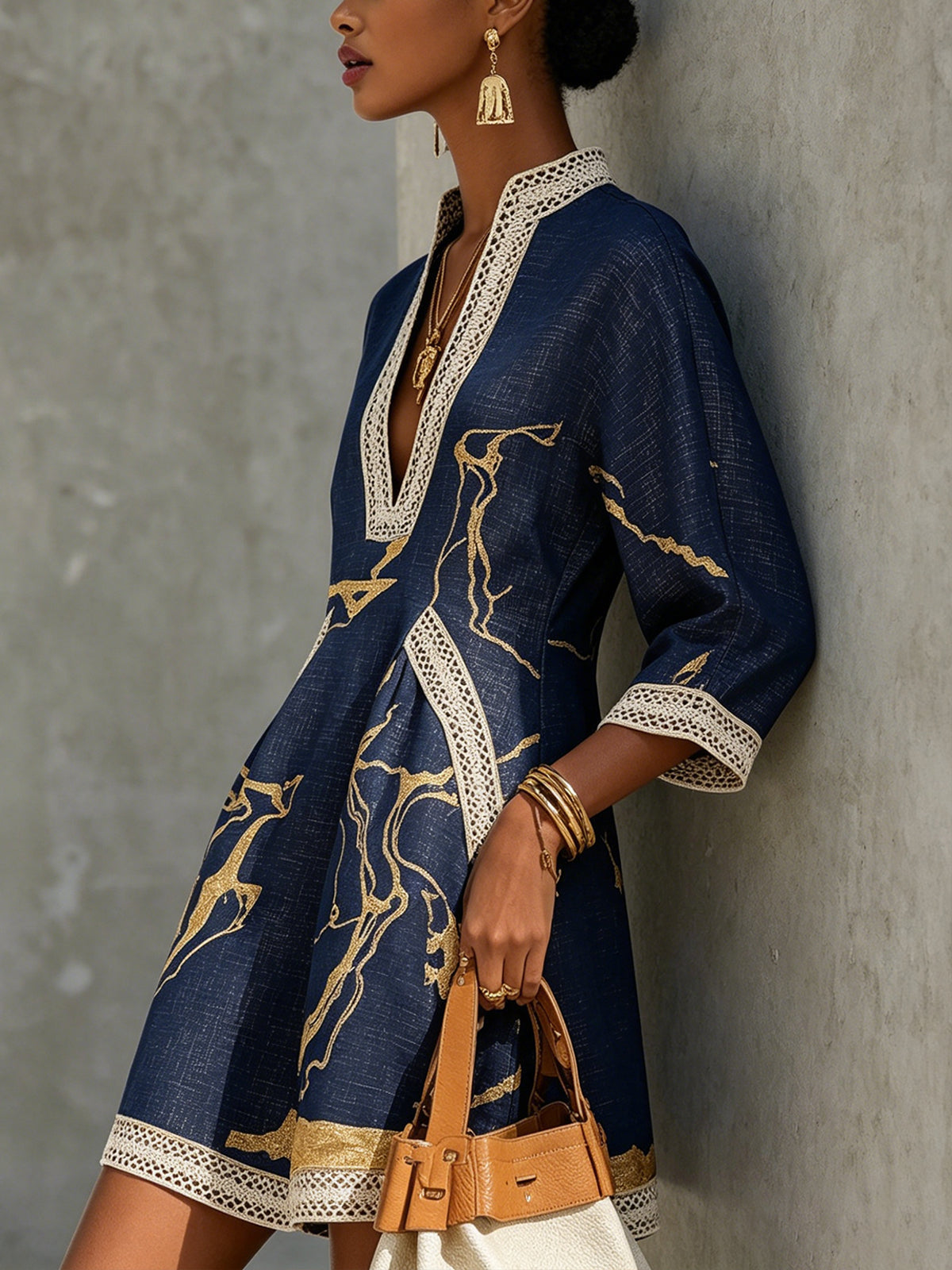 Laurent | Minivestido de ganchillo azul marino con motivos dorados y escote en V