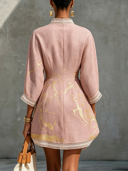 Laurent | Minivestido de ganchillo rosa con motivos dorados y escote en V