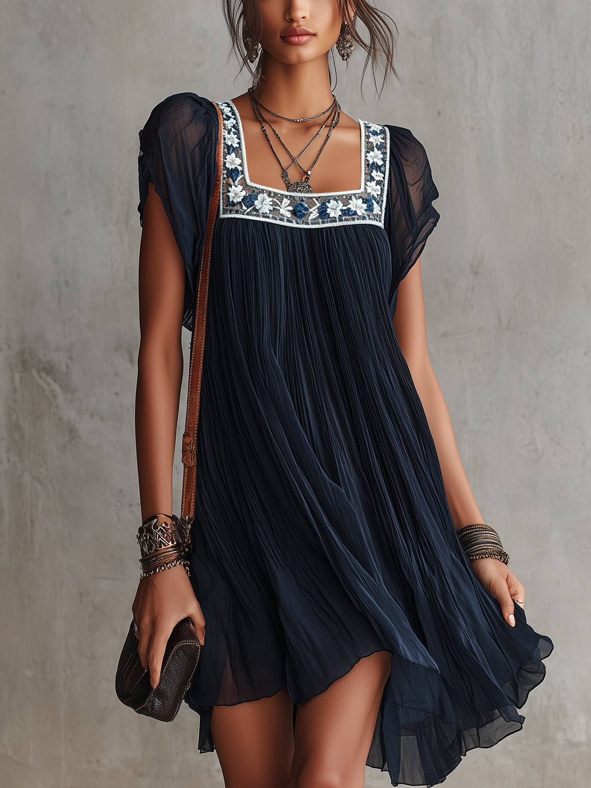 Laurent | Minivestido plisado de gasa con bordado floral azul marino