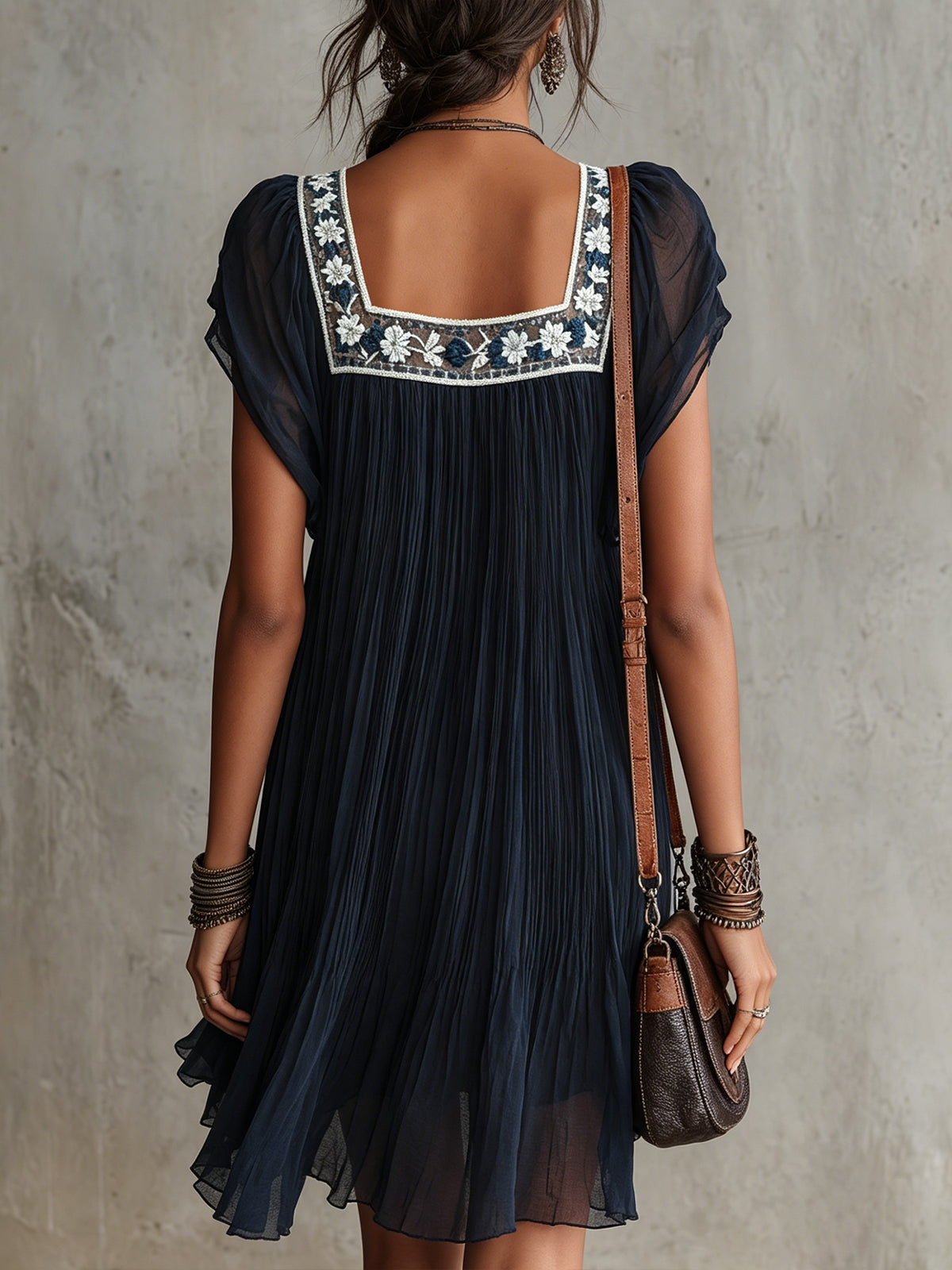 Laurent | Minivestido plisado de gasa con bordado floral azul marino