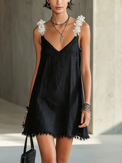 Laurent | Minivestido negro con escote en V y tirantes florales
