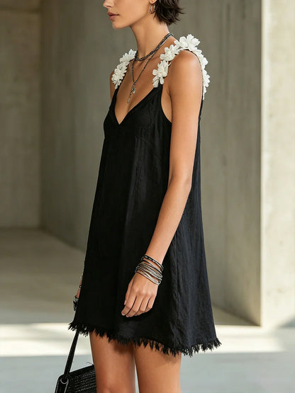 Laurent | Minivestido negro con escote en V y tirantes florales