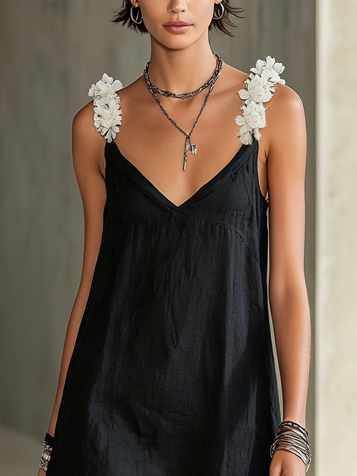 Laurent | Minivestido negro con escote en V y tirantes florales